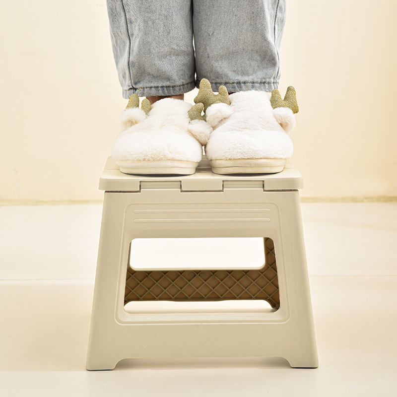 Plastic folding stool outdoor portable portable stool adult train Maza fishing stool shrink stool bath low stool