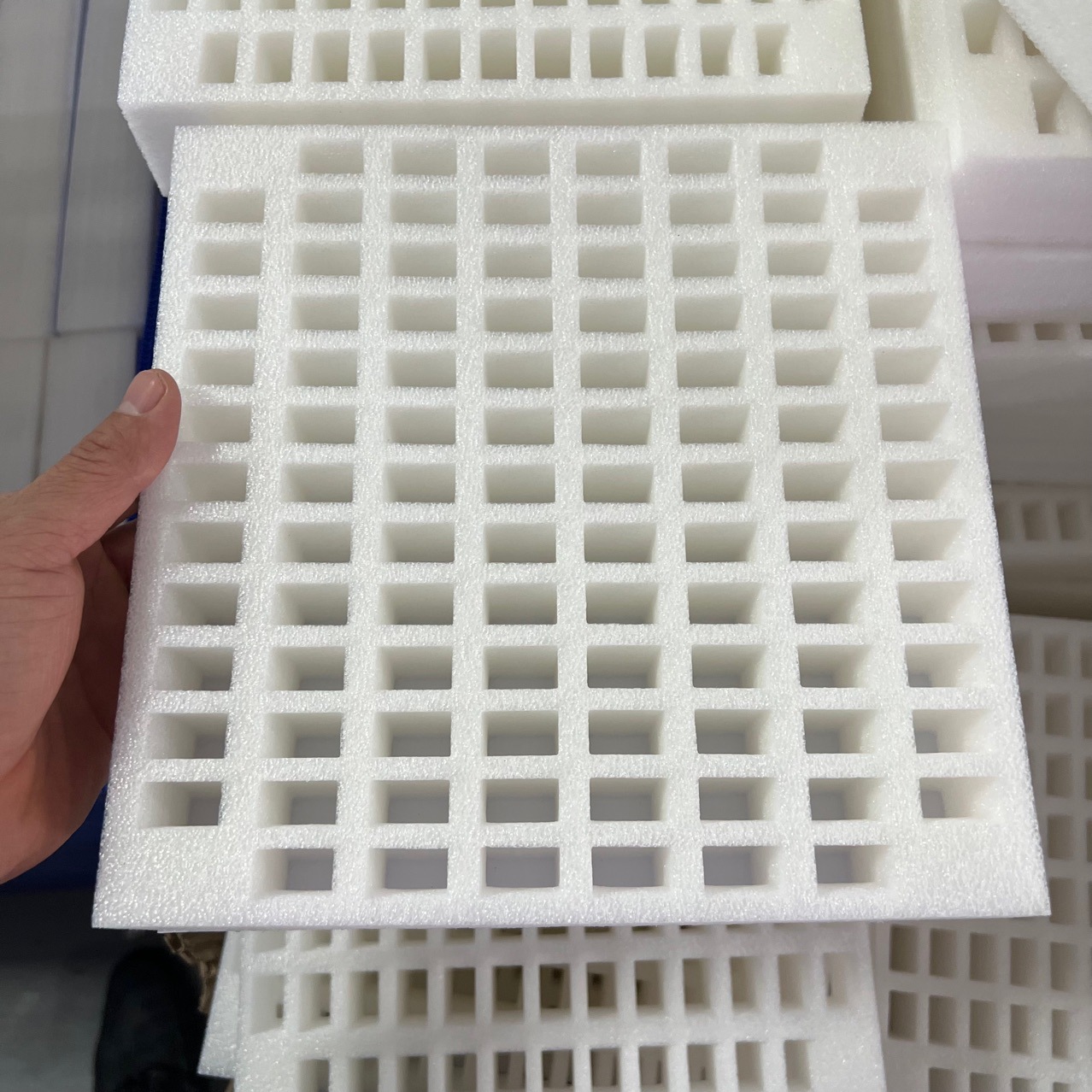 Small color stripe 100 hole pearl cotton tray foam insert plate EPE turnover plate can be produced according to your requirements
