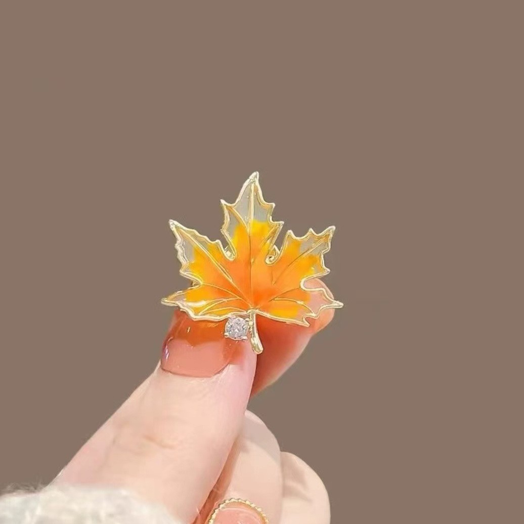 Maple Leaf Ginkgo Leaf Rhinestone Brooch Niche High-End Corsage Design Elegant Collar Anti-Exposure Pin Accessories Suit