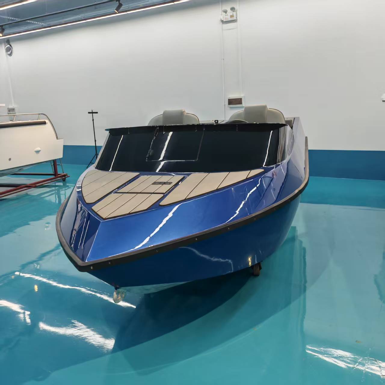 Спортивный катер длиной 15 футов из алюминиевого сплава, подходящий для соревнований в открытом море