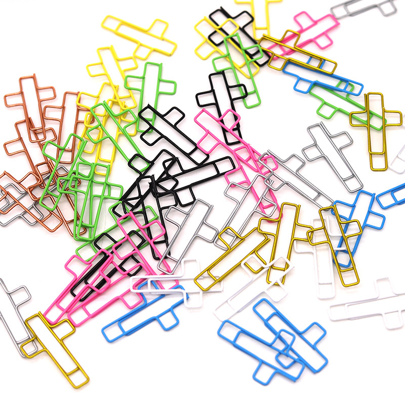 Металлические скрепки в форме креста для классификации документов