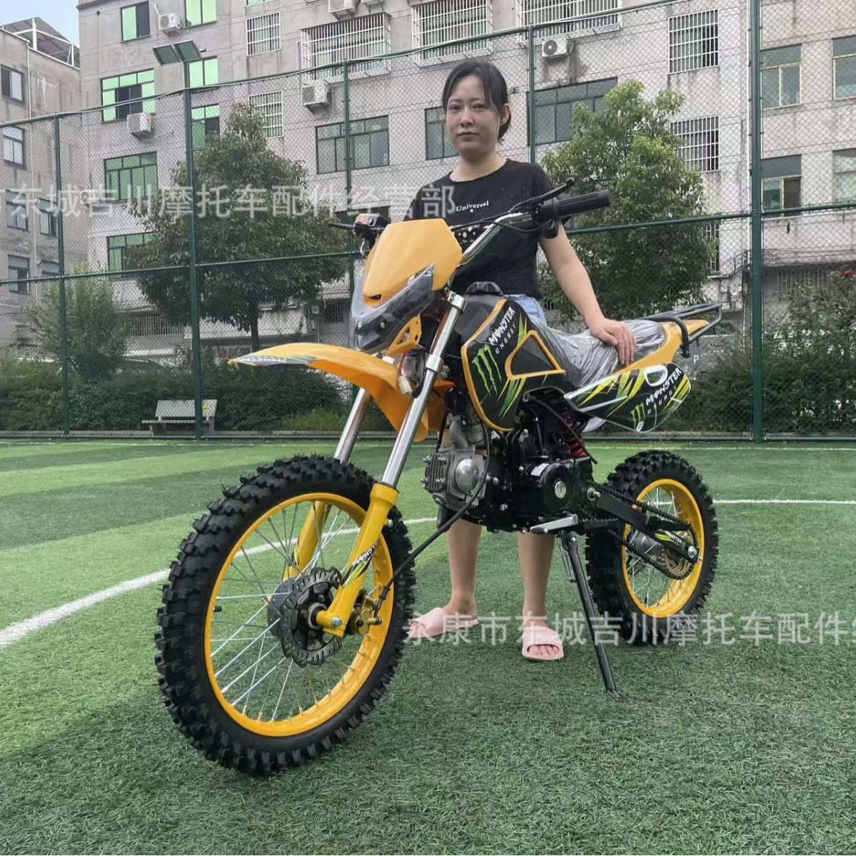 Два больших внедорожных мотоцикла 125Cc, внедорожные транспортные средства, горные мотоциклы, всеобъемлющие транспортные средства