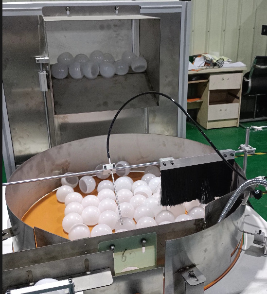 LED bulb automatic assembly machine A bubble shell automatic conveyor automatic LED bulb production line