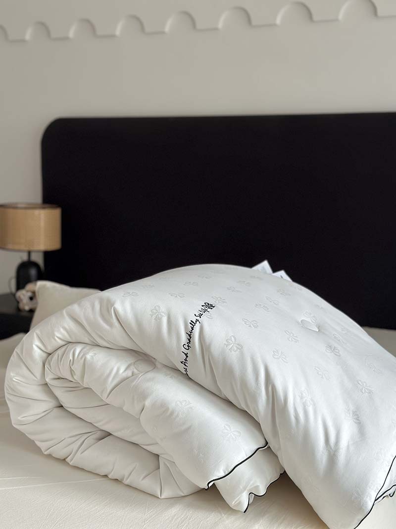 High quality class A 60 cotton jacquard 20% mulberry silk snow velvet quilt spring and autumn thickened winter quilt quilt quilt core