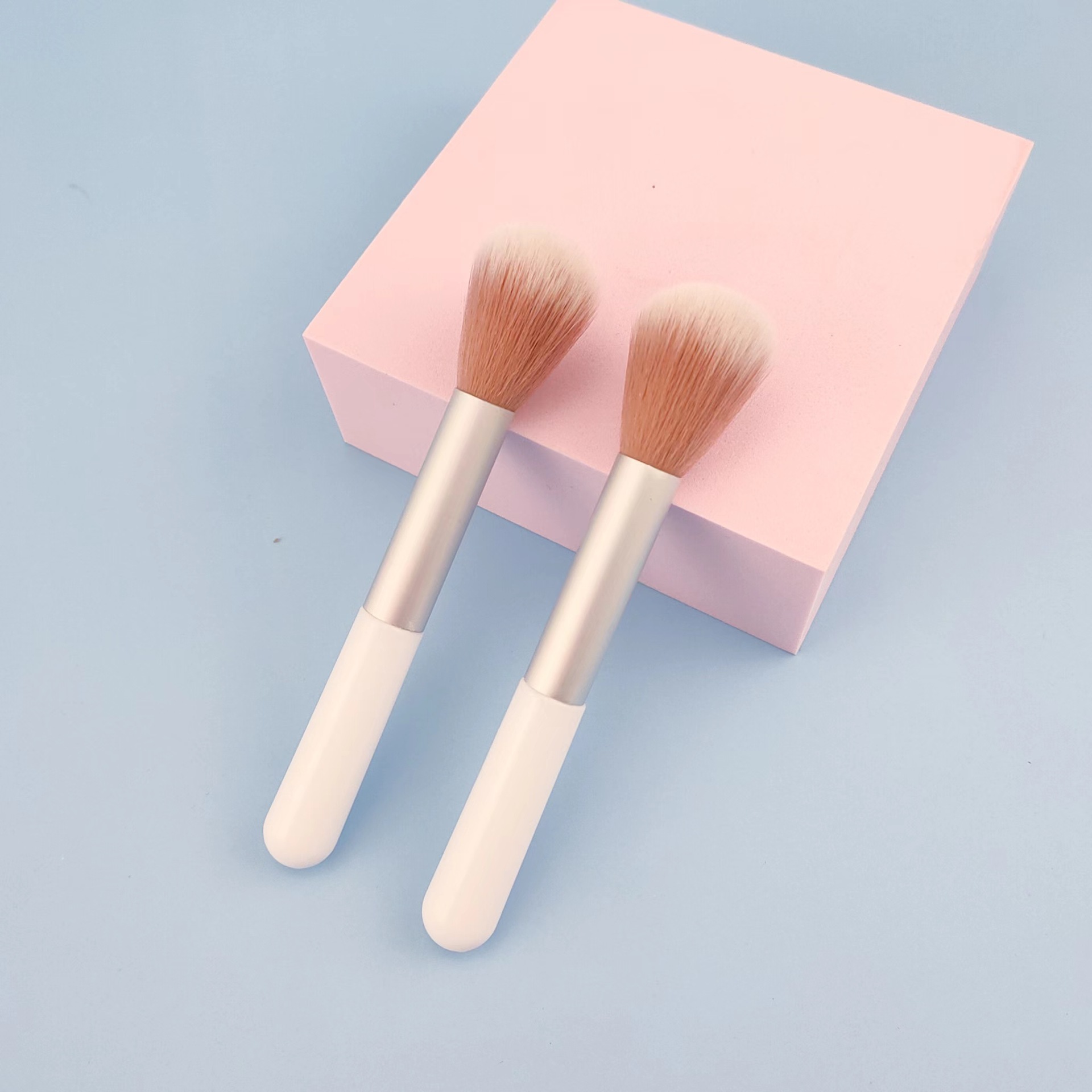 Портативная щетка для пыли с ногтей, одна белая щетка для румян, короткий инструмент для макияжа, мягкая щетка из волокон