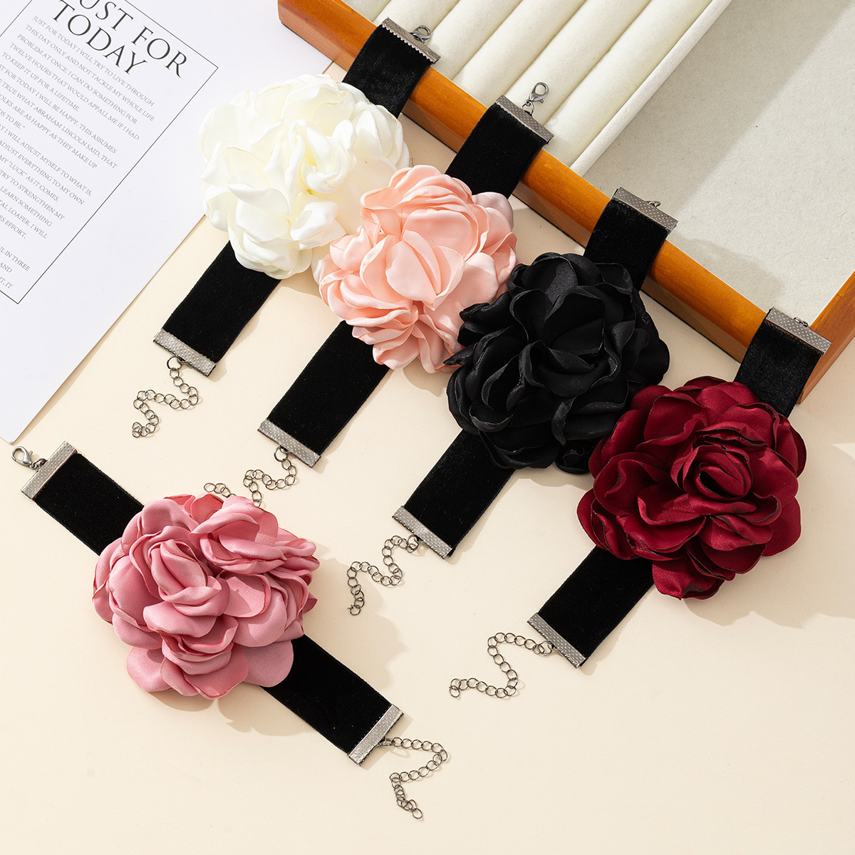 Cross-Border fashion geometric necklace bracelet elegant romantic temperament rose flocking cloth clavicle chain bracelet necklace