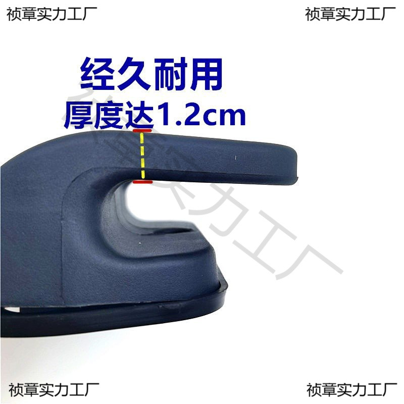 The Great Wall Is Equipped with a Pickup Truck Shuailing T68 with a Rear Cargo Box and a Guardrail Outside