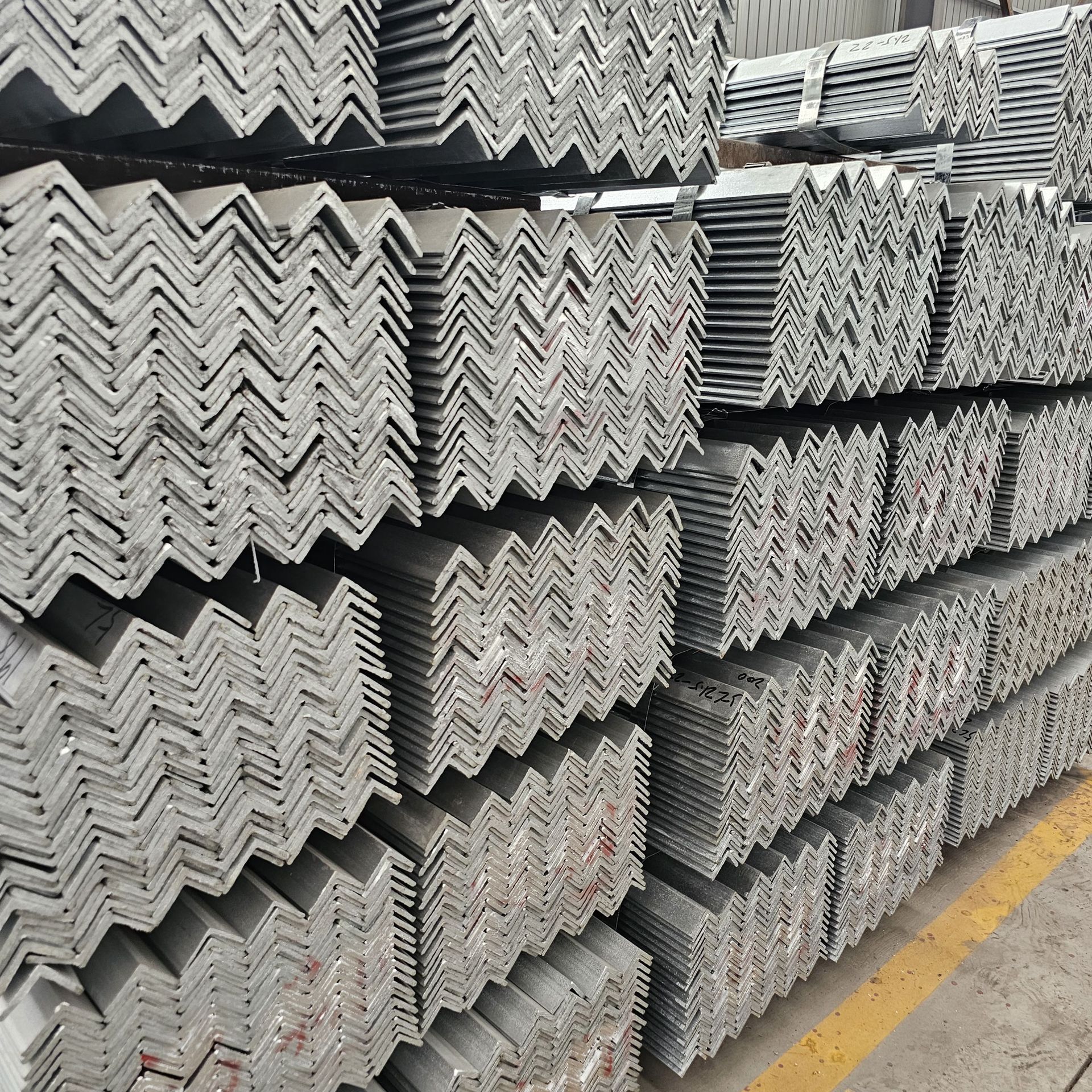 Wuxi Hot-Dip Galvanized Angle Steel Wholesale National Standard Zinc Layer Hot-Dip Galvanized Angle Steel Zinc Layer 65Μ