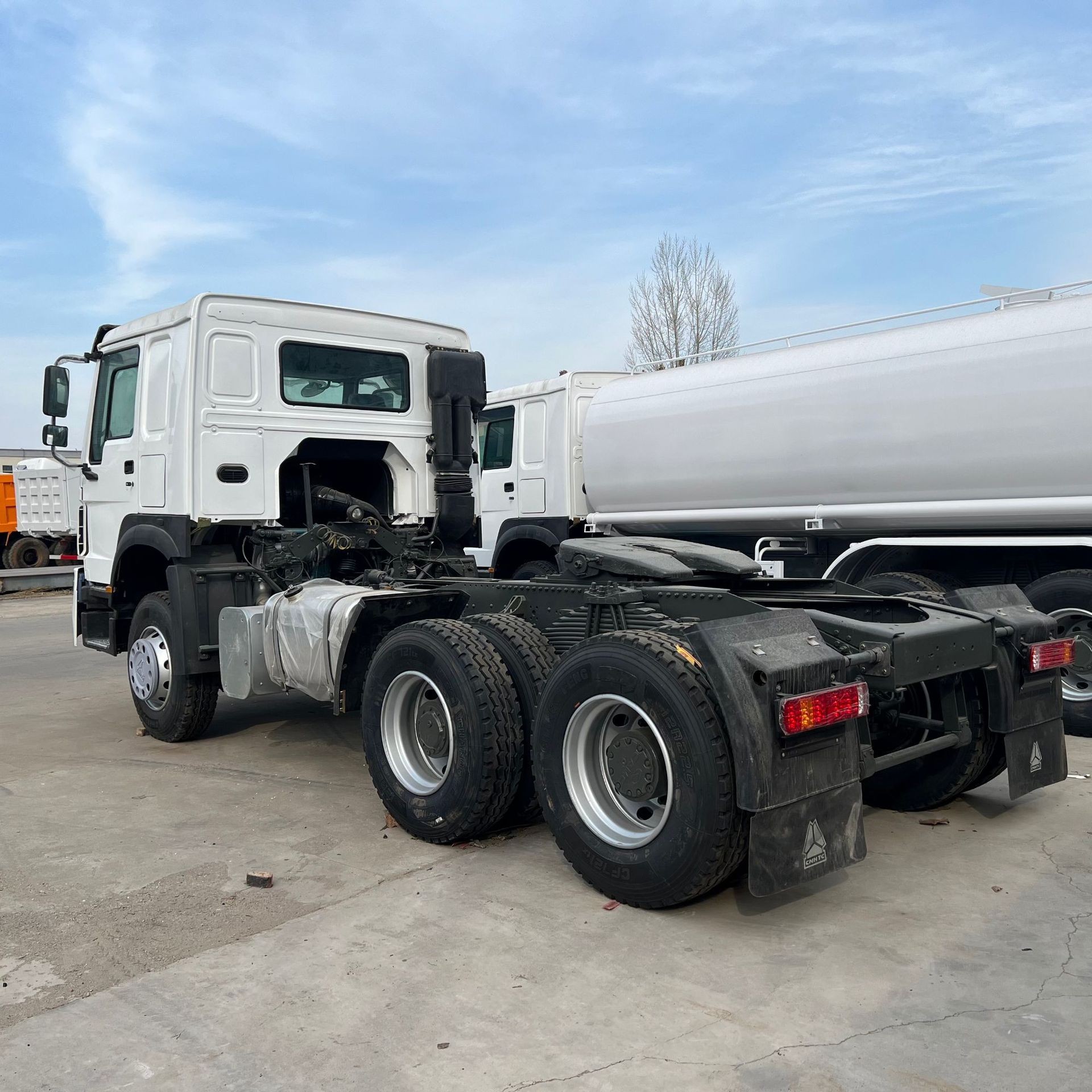 Selling African Sinotruk Howo Tractor Truck 6X4 90% New Port Dock Container Semi-Trailer Tractor Head