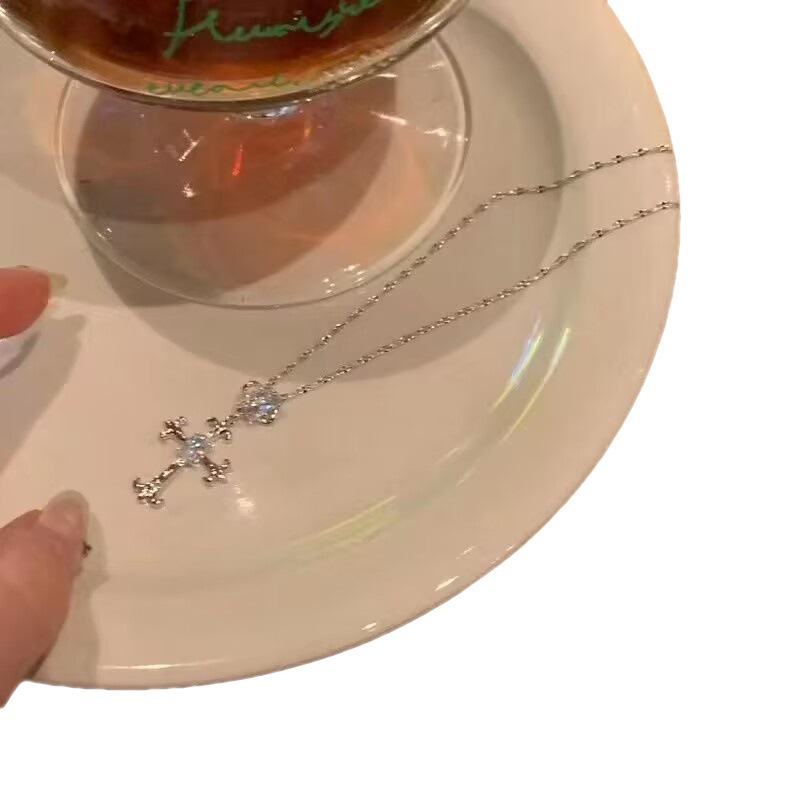 Cross diamond necklace Women's Light luxury niche trendy cool hot girl necklace high-grade clavicle chain hip hop style accessories