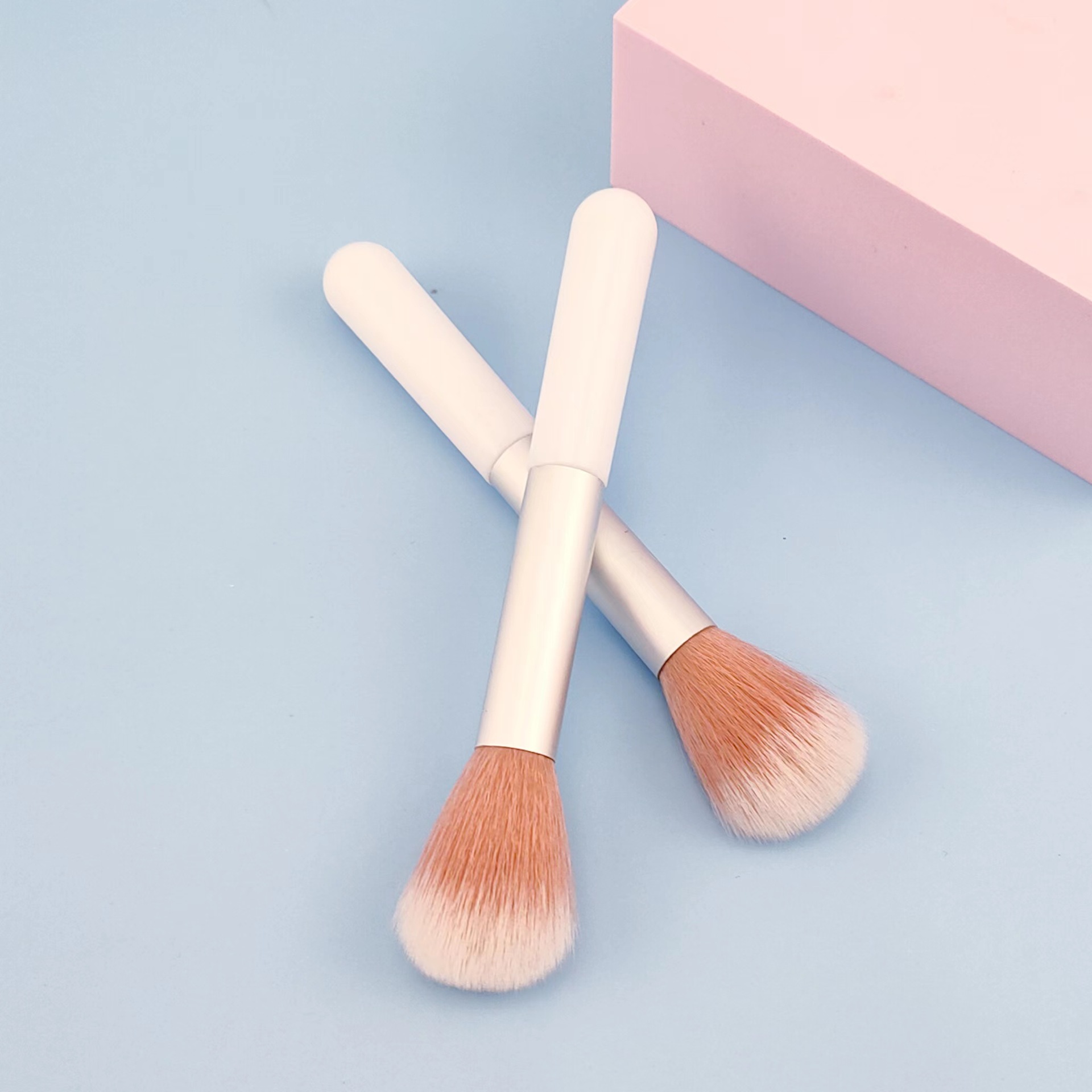 Portable Nail Dust Brush Single White Blush Brush Short Makeup Tool Soft Fiber Hair Brush