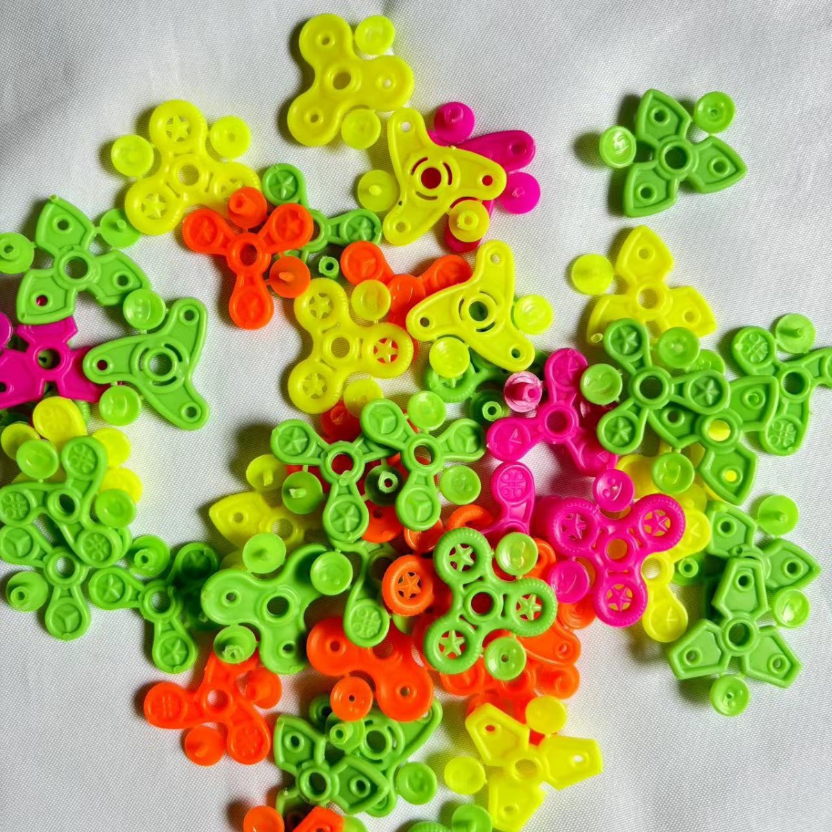 Yiwu Toys Wholesale Children's Assembled Fingertip Spinner Small Gift Street Stall Night Market Educational Play House Toys