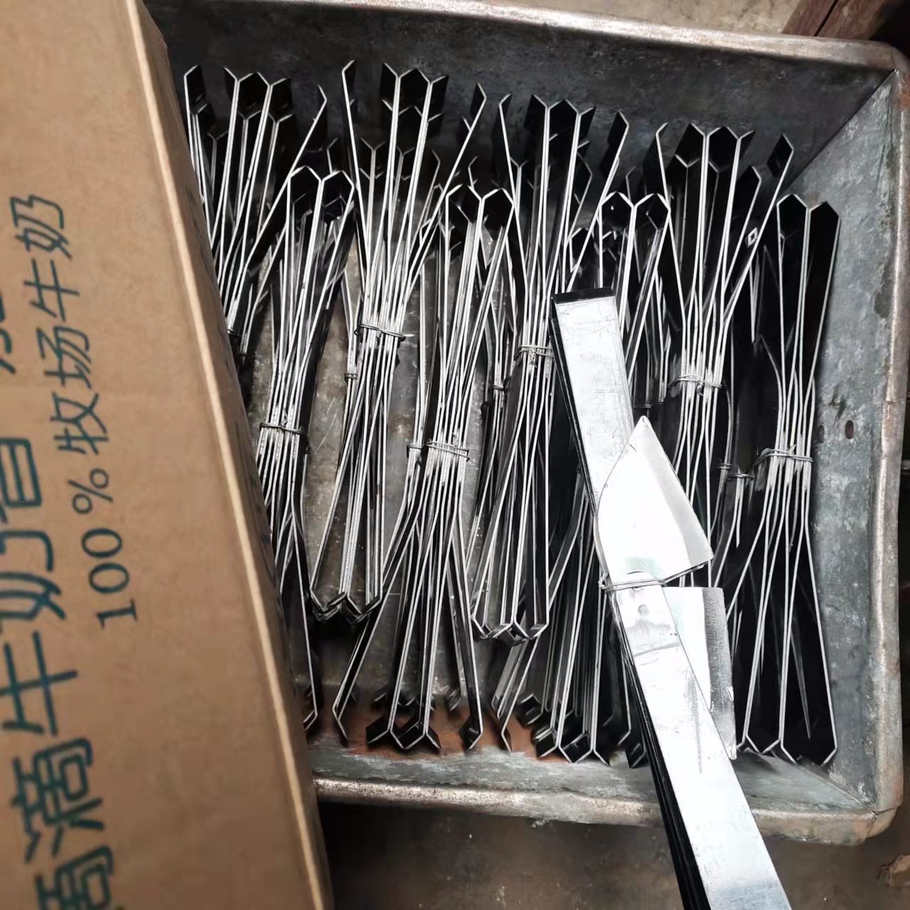 Factory Direct Supply Duck Feather and Chicken Feather Tweezers, Handmade Steel Belt Material, Black Hair Clip, Garlic Tweezers, Supports LG