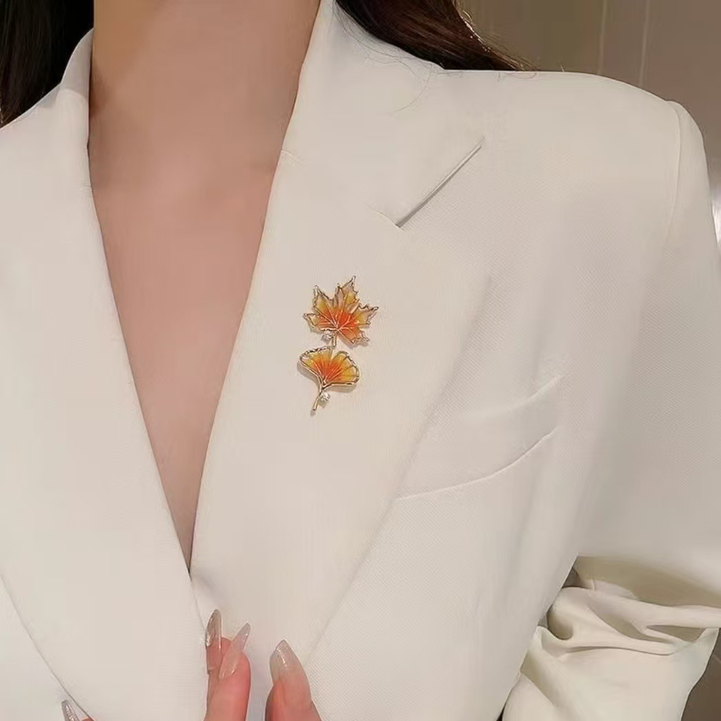 Брошь в форме гинкго с камнями, элегантный аксессуар для костюма