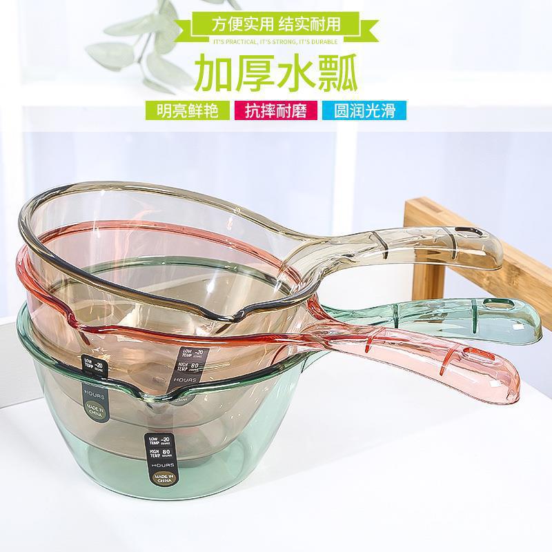 Shampoo Water Scoop with Hanging Hole, Transparent Plastic Water Scoop with Spout, Thickened Kitchen Water Ladle, Hangable Water Scoop