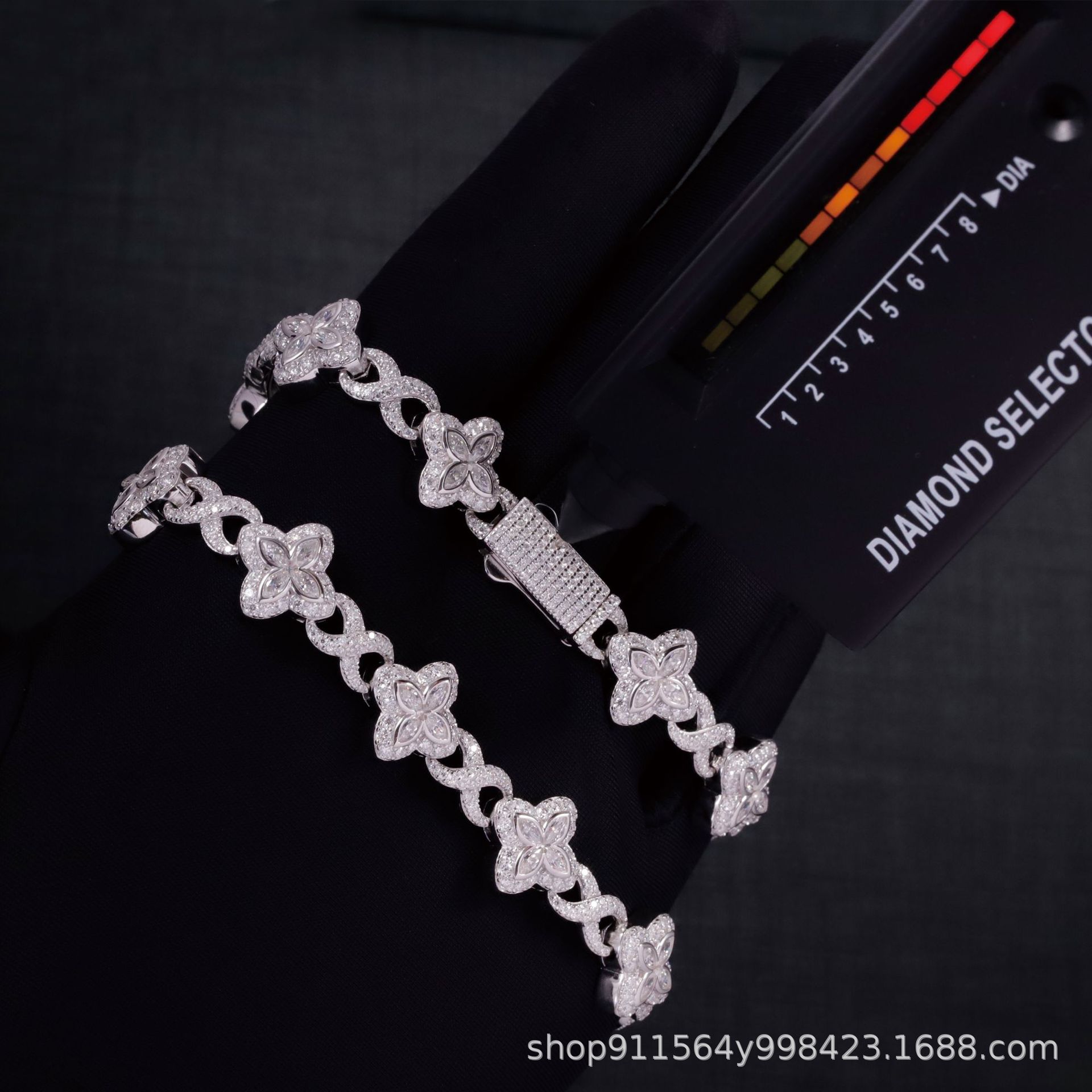 Fashion Classic White Four-Leaf Clover Bracelet S925 Silver Inlaid with D Color Moissanite European and American Trendyy Niche Men's and Women's Bracelets