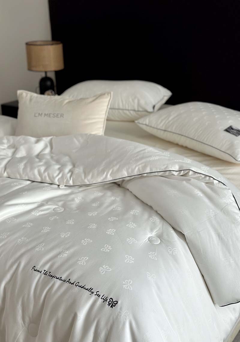 High quality class A 60 cotton jacquard 20% mulberry silk snow velvet quilt spring and autumn thickened winter quilt quilt quilt core