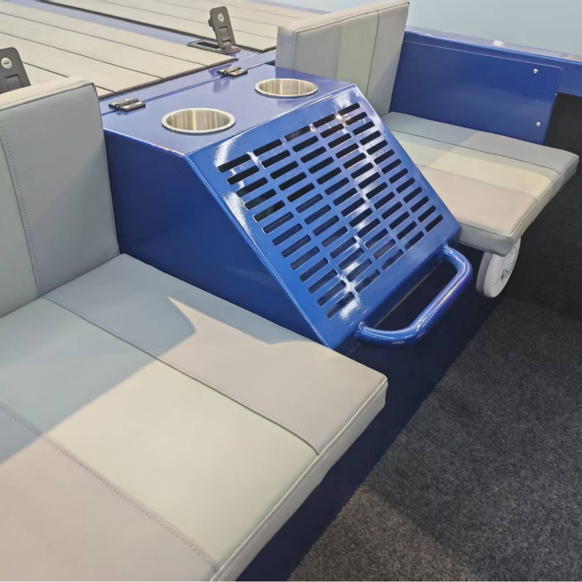 2025 年款 15 英尺铝合金运动喷气艇，适合近海竞赛的运动型游艇