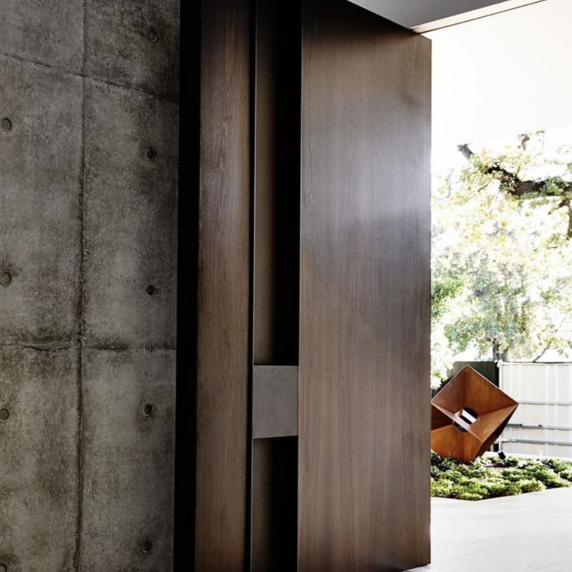 Экспортная осевая дверь, смещенная осевая дверь из черного ореха, входная дверь для виллы, композитная дверь из массива дерева, бесшумный дизайн из нержавеющей стали