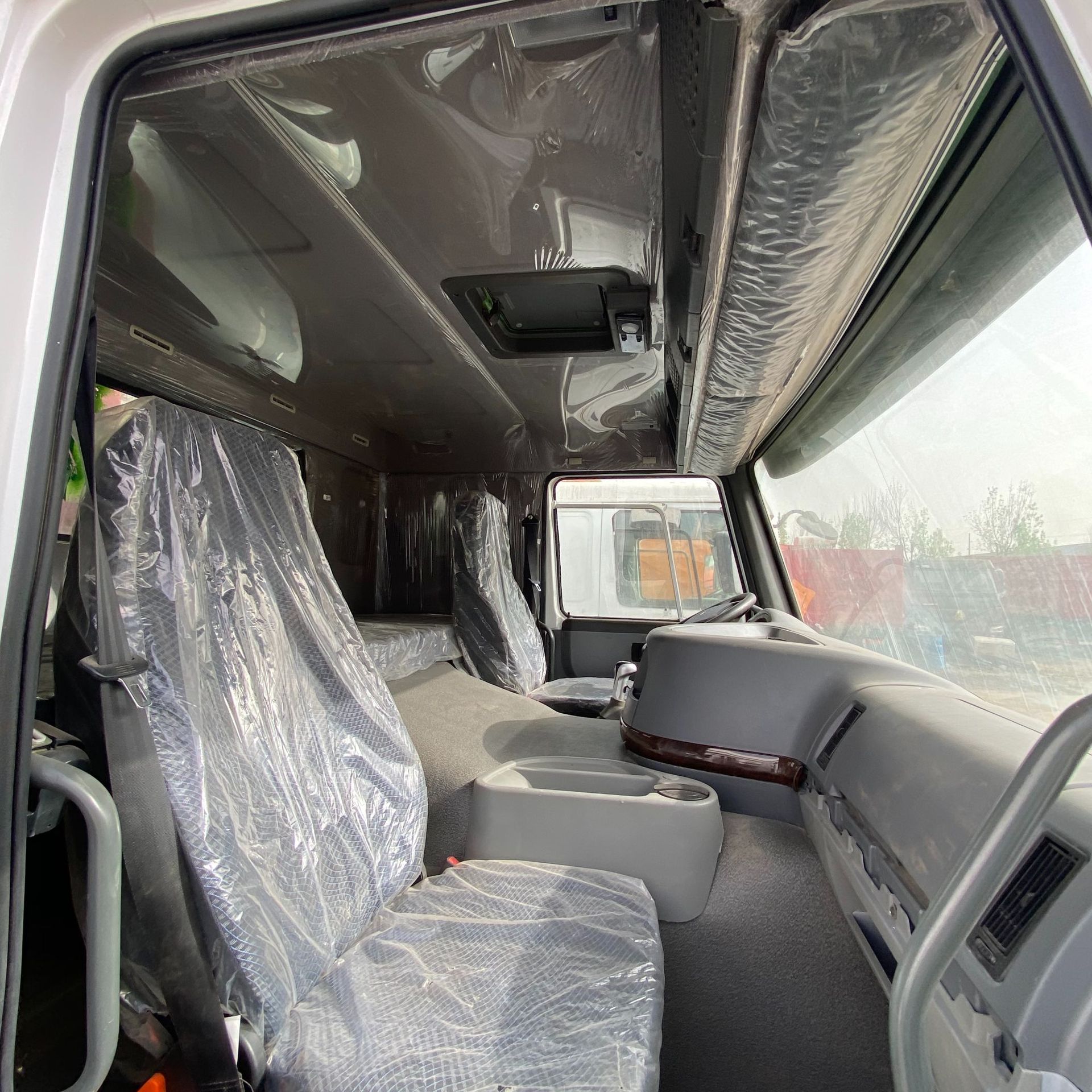 Supply of African Chinese Sinotruk Howo Dump Trucks, Diesel Trucks, and Trailers with Front Four and Rear Eight Axles