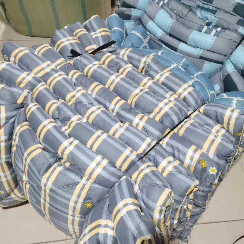 Wholesale quilt thickened plaid worker bedding winter student dormitory site quilt migrant worker labor protection bedding quilt