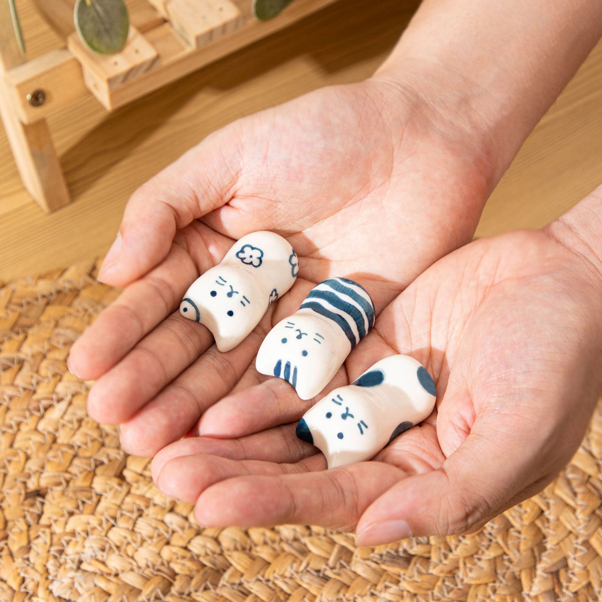 Japanese-style Creative Cat Ceramic Chopsticks Rack Household Hand-painted Cute High-value Tableware Spoon Rack Ornaments Chopsticks Holder Chopsticks Rack