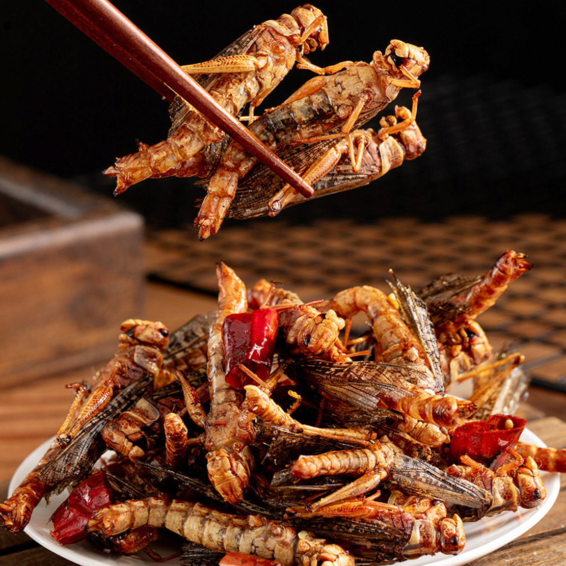 Shandong specialty fresh fried crispy spicy cumin grasshopper instant snacks crispy locust cooked food