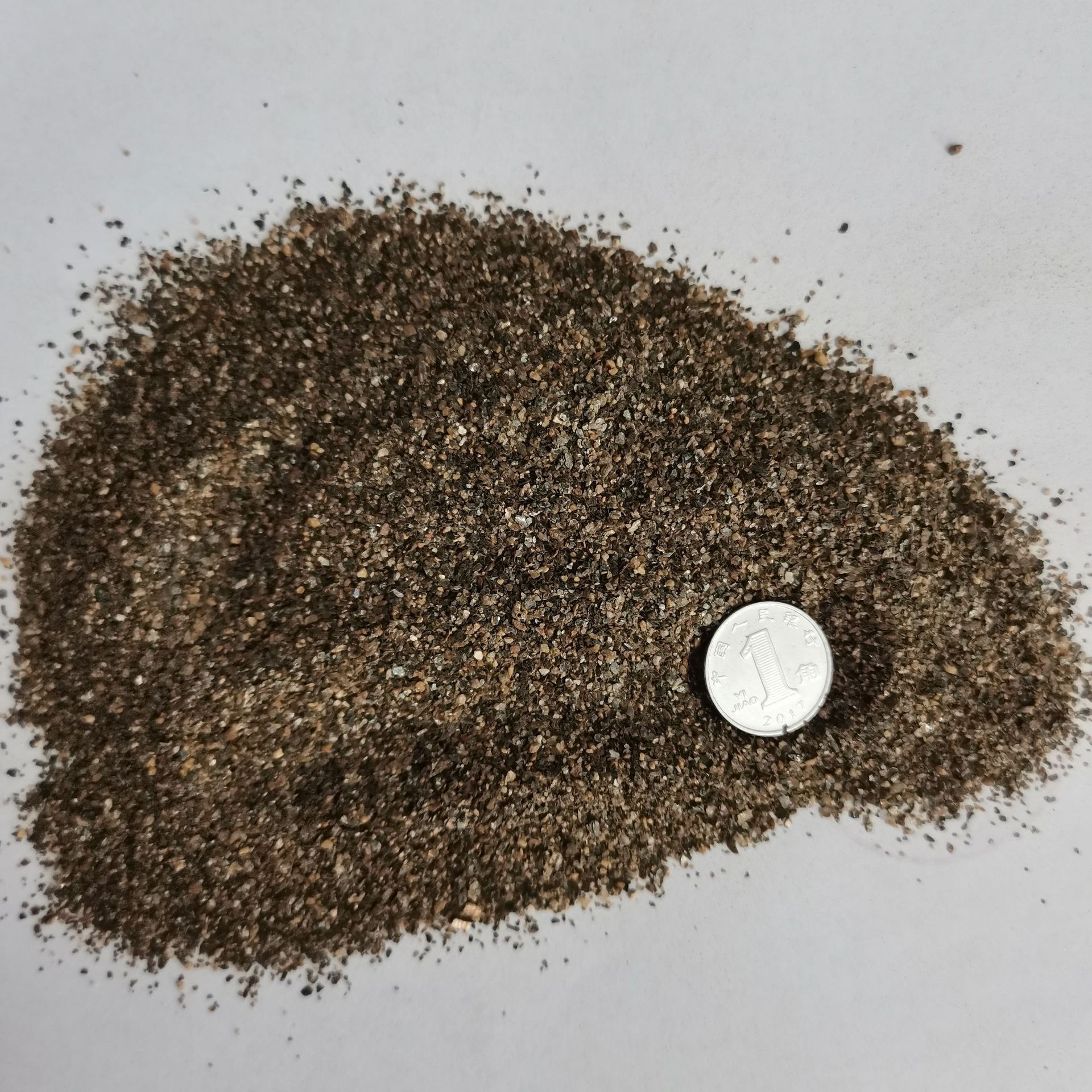 Manufacturer Supplies Vermiculite, Vermiculite Granules for Agricultural Planting, Expanded Vermiculite, 1-3mm Golden Vermiculite