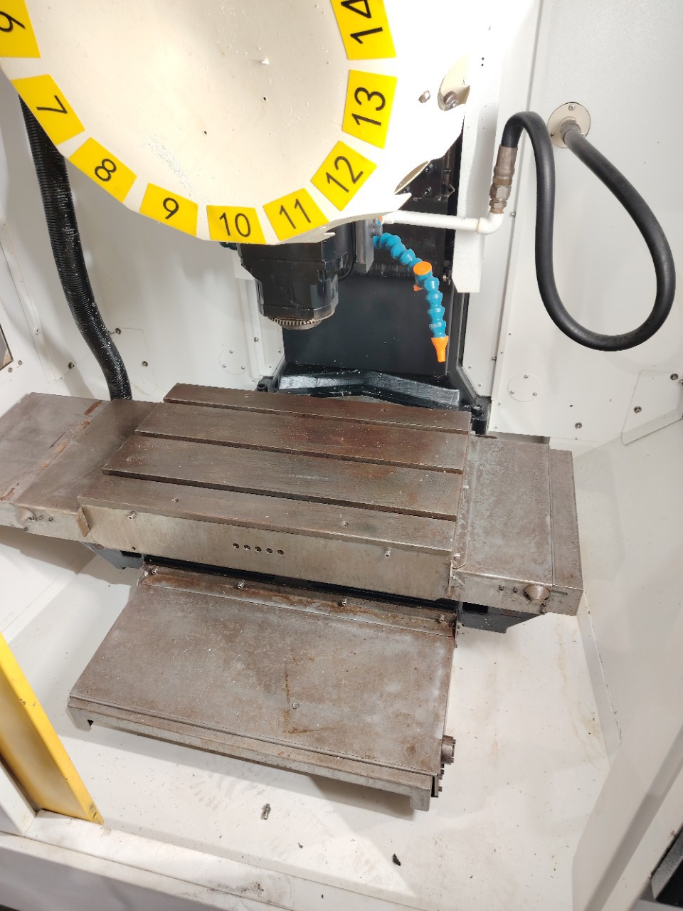 Japan Fanuc T14Ide Small Yellow Machine Drilling and Tapping Center Fanuc 18I System Travel 500X400X330