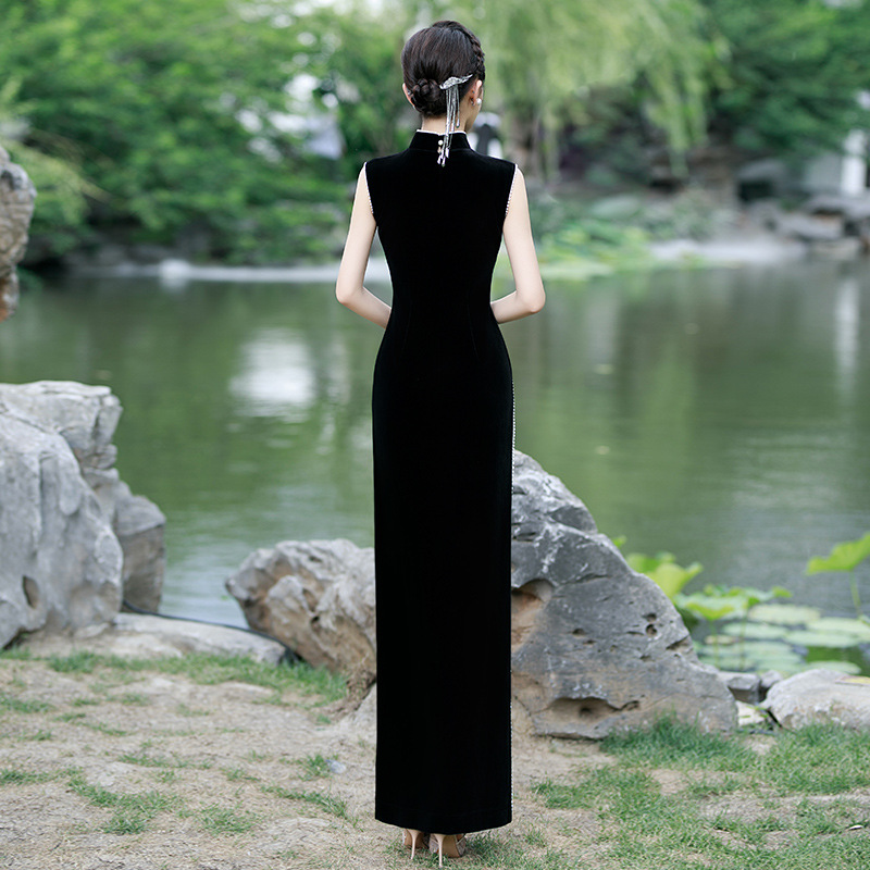 Catwalk Cheongsam 2025 New Slim-Fitting Ceremonial Pearl Velvet Black Cheongsam Retro Slim Performance Cheongsam