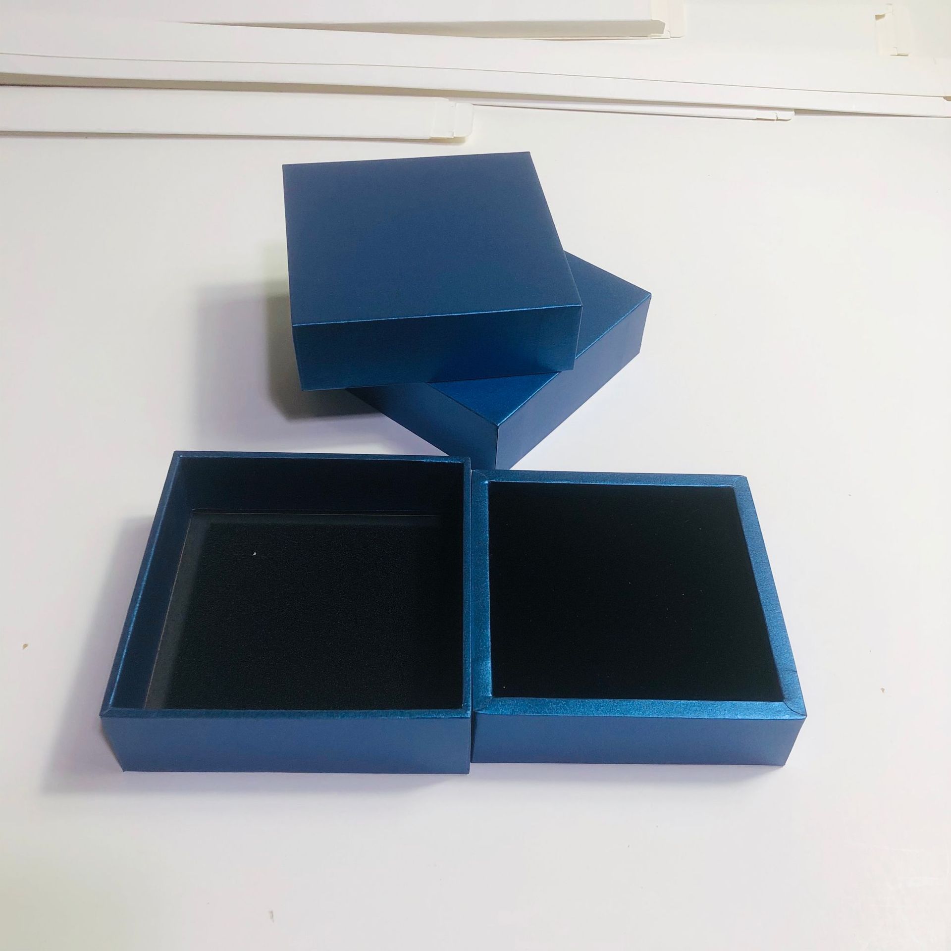 High-End Paper Small Gift Box Ready-Made Creative World Box Packaging Simple Style Cosmetic Packaging Box Shenzhen Dongguan Delivery