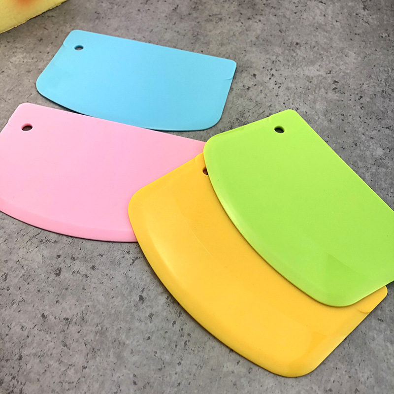 Factory supply baking tools scraper PP cream cake flour cut noodle knife with hole semicircle plastic scraper