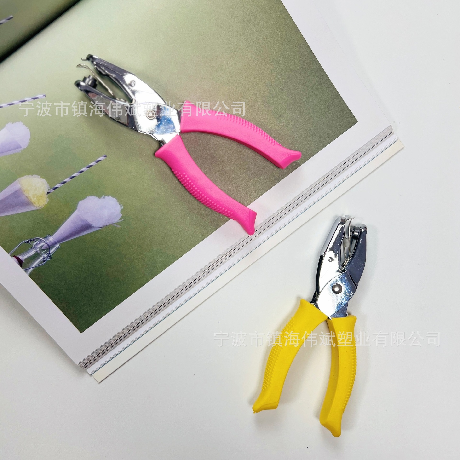 Handheld Hole Puncher with Rubberized Handle Cover, Various Patterns, Handbook Stationery, Loose-Leaf Pliers, Cross-Border Export, Heart Stars