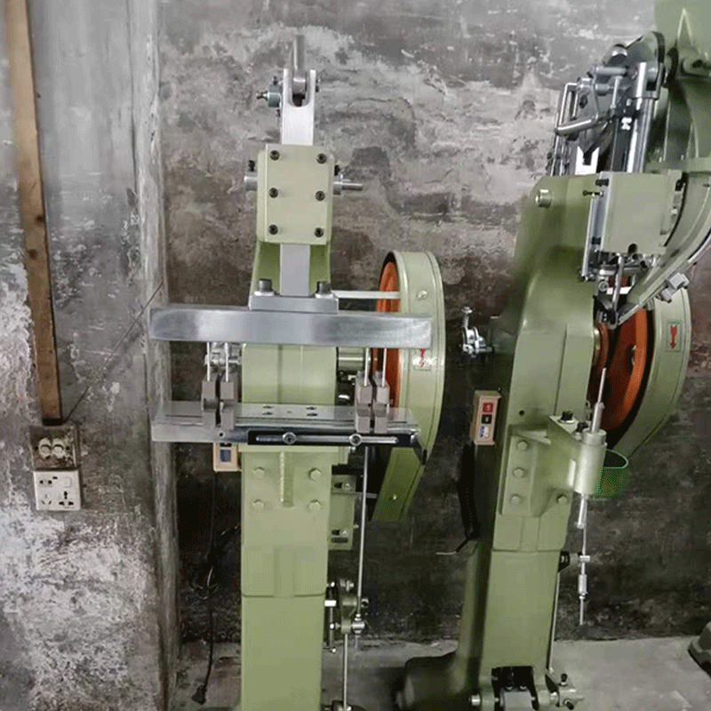 Производитель поставляет машину для заклепок осветительных приборов, машину для заклепок инструментов, пробивную машину, машину для заклепок курительных приборов, машину с двумя головками