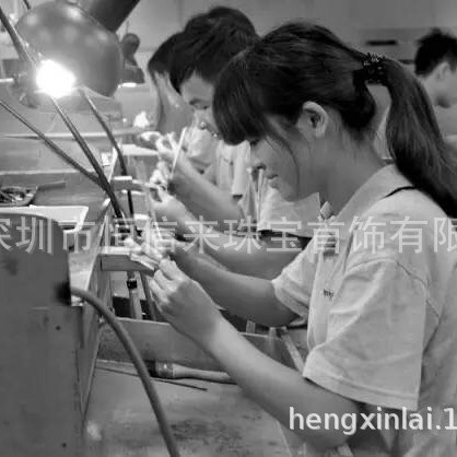 Luxury 18K Gold Jewelry Inlaid with Diamond Tourmaline Brooch Manufacturing Gold, Silver and Copper High-End Brooch Design and Processing