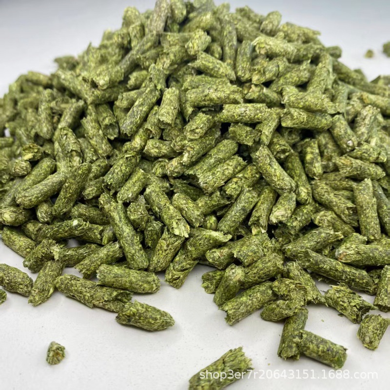 Alfalfa granule processing rabbit totoro guinea pig guinea pig guinea pig grain staple food baby rabbit food into rabbit food forage rabbit food