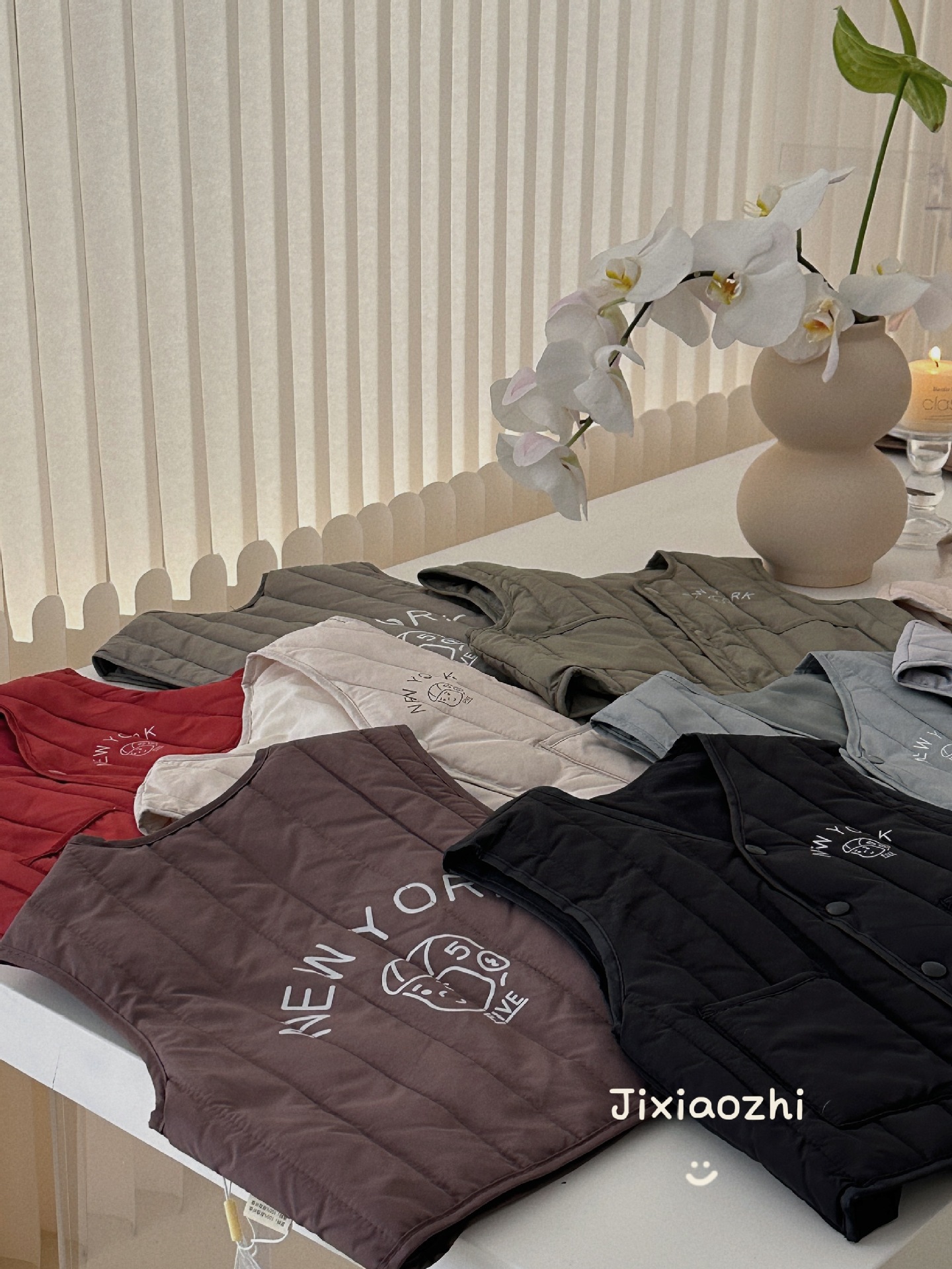 Big and Small Rolls 24 New Winter Kidsren's down Vests Warm and Thickeneded down Vests Pure Color Vests to Protect Against Cold