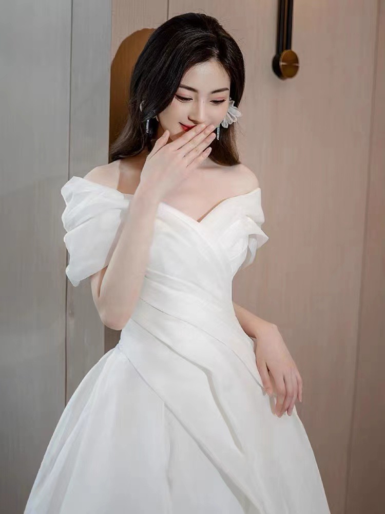 One-Shoulder Light Wedding Dress Bride 2025 New French Satin Main Yarn High-Quality Texture Small Simple Outing Yarn