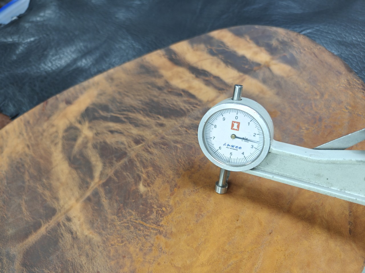 Horse Hip Leather Heavy Oil Wax Discoloration Retro Effect 2-3.5mm Uneven Thickness Width 40-50cm Length 110-120cm