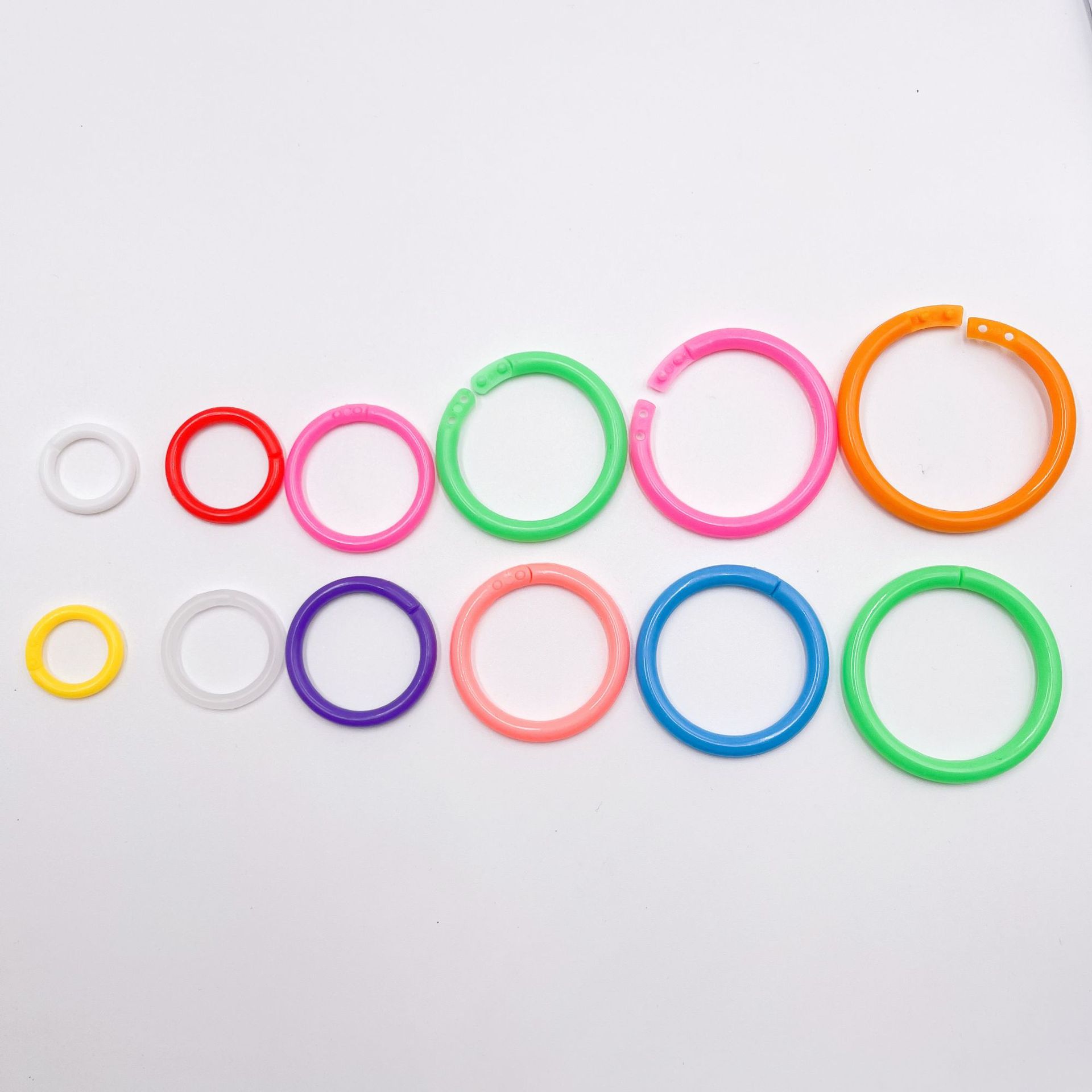 Manufacturers supply a large number of open ring high toughness plastic loose-leaf buckle card binding ring color book ring toy