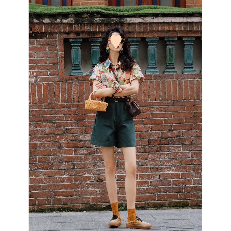 Colorful Short-Sleeved Shirt for Women 2025 Summer Hong Kong Style Design Fresh Top Green Shorts Full Set for Commuting