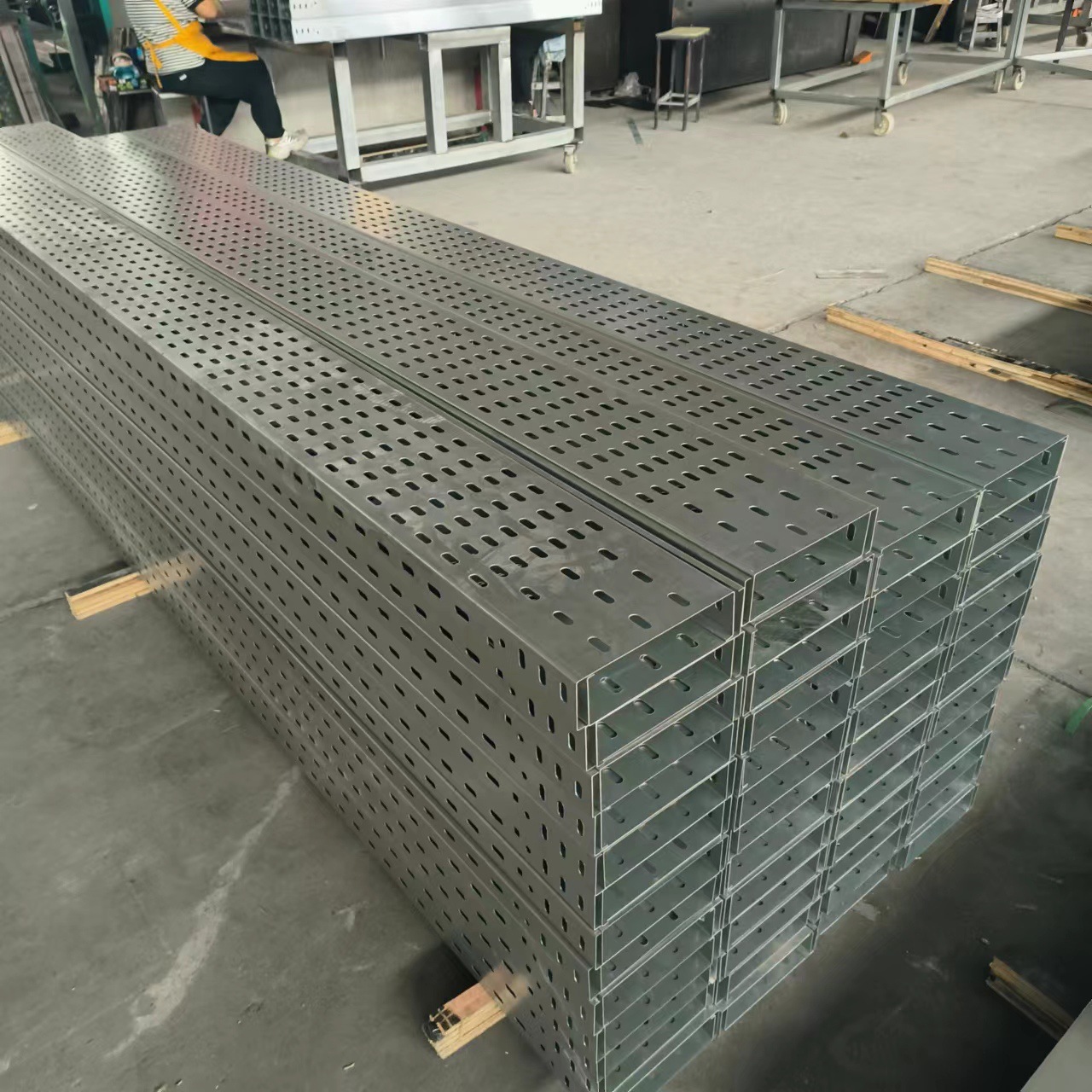 Galvanized Cable Tray Stainless Steel Cable Tray 200*100 Slot Aluminum Alloy Fireproof Spray Plastic Cable Tray