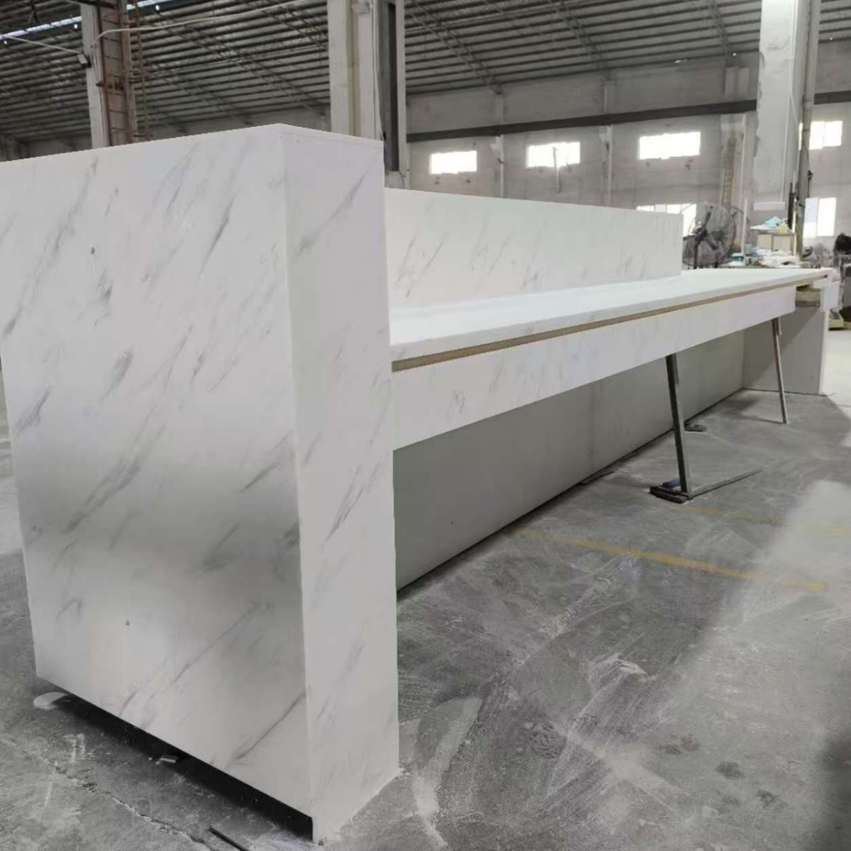 Приемная стойка из искусственного камня акриловой специальной формы для торгового центра