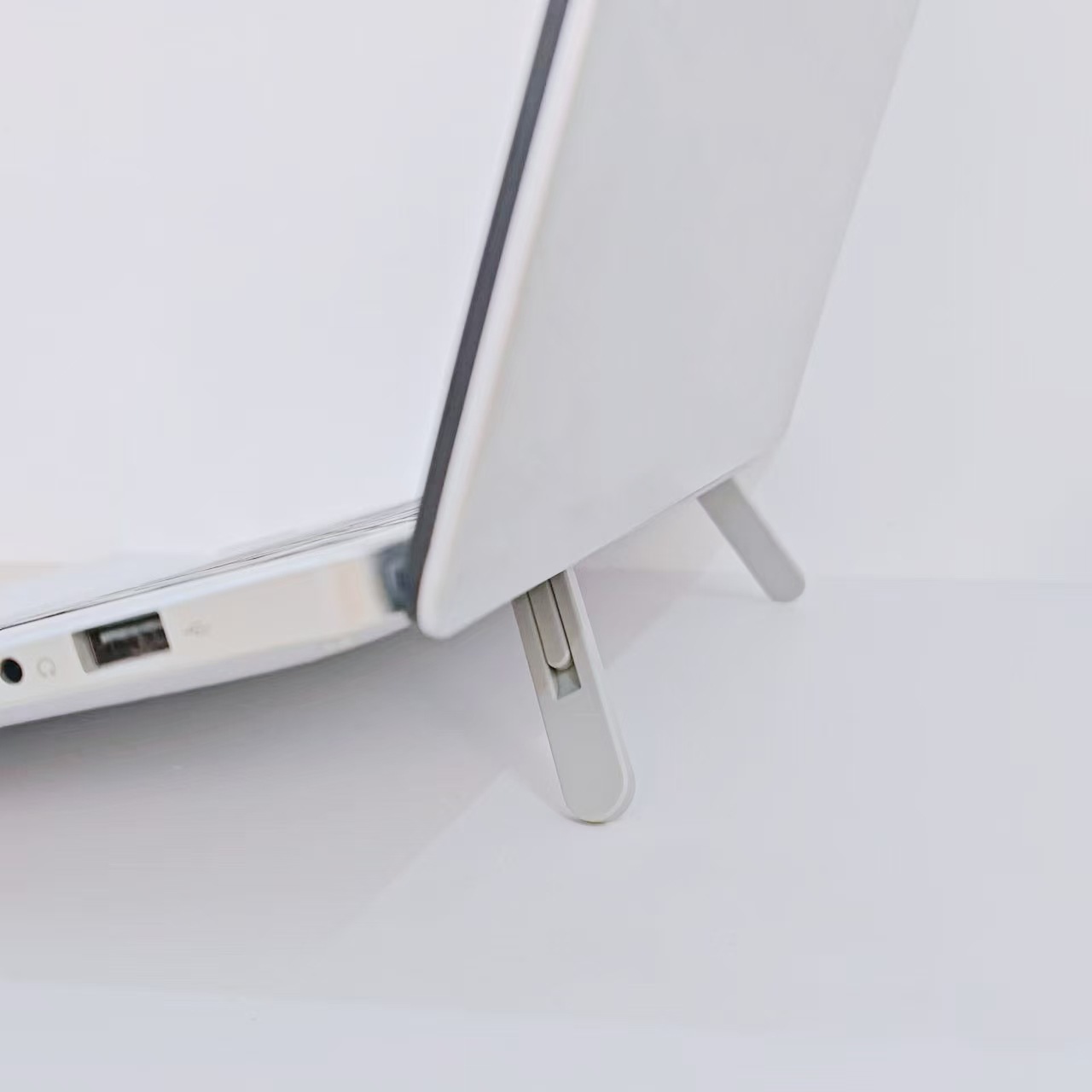 Suitable for notebook flat universal bracket hanging heat dissipation simple increased plastic folding portable bracket