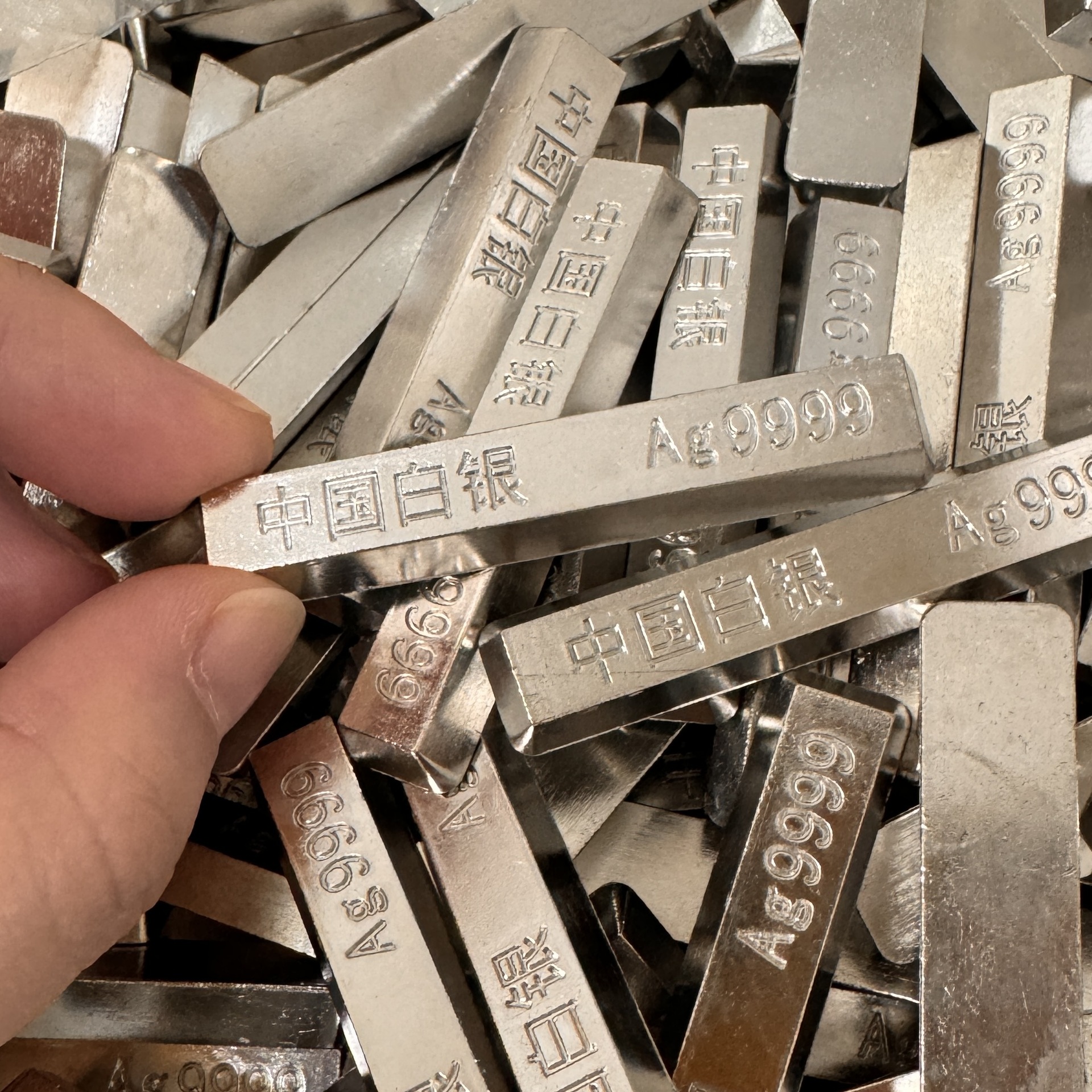 Лесной дом, имитация серебра, инвестиционные слитки, сломанные серебряные слитки