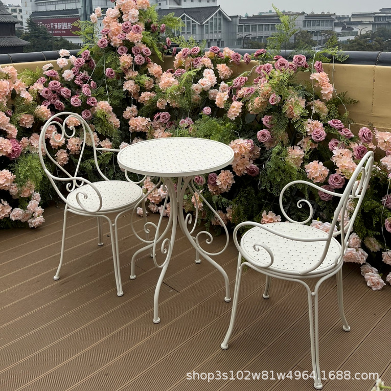Набор из трех предметов: стол и стулья из кованого железа, сердцевидный европейский стиль, персонализированный простой террасный кафе, романтический стол и стулья