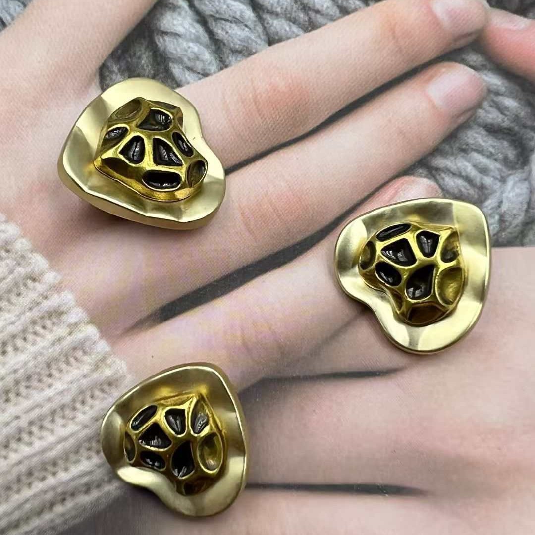 New in Stock Irregular Buttons Wholesale Boutique Fashion Buttons Hollow Flower Metal Buttons Coat Buttons Fashion Buttons