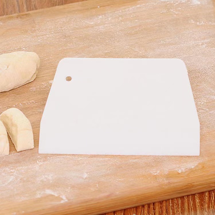 Plastic noodle cutter food grade household artifact kitchen cutter steamed bread tool scraper sausage powder special scraper baking