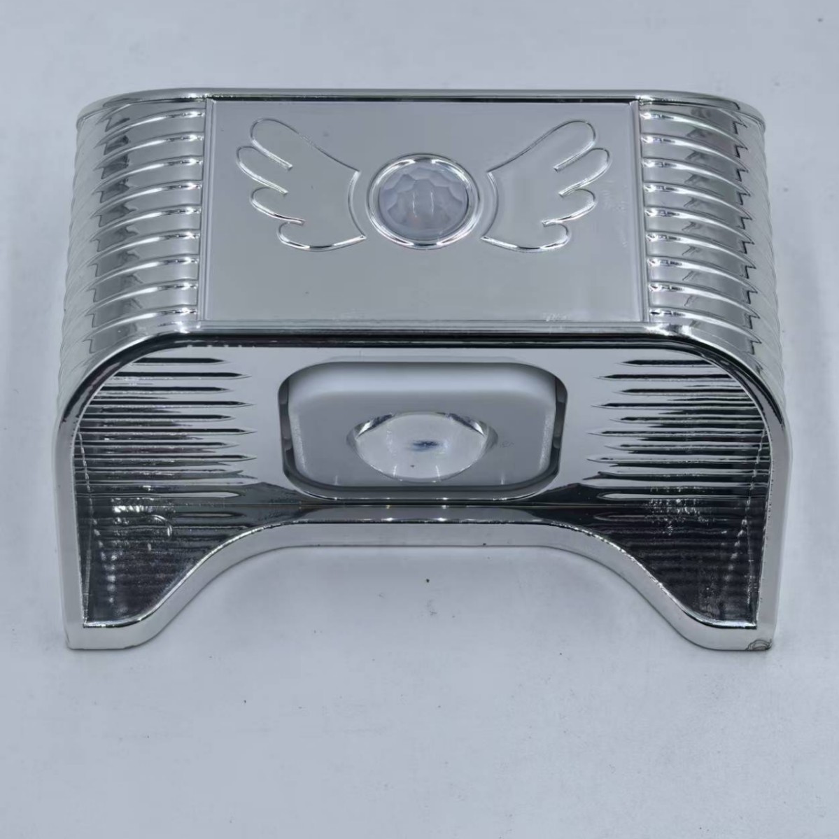 Производители предлагают новую солнечную лампу с инфракрасным датчиком движения