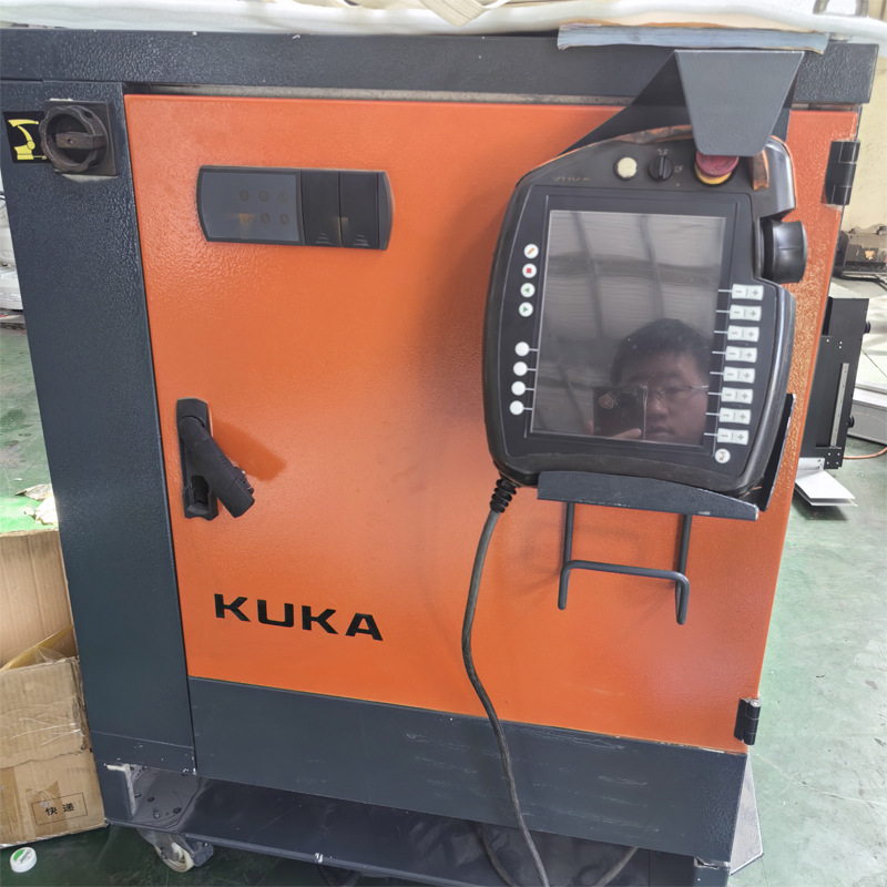 Used KUKA KUKA robot load 180KG handling palletizing grinding KR180 R2900 mechanical arm